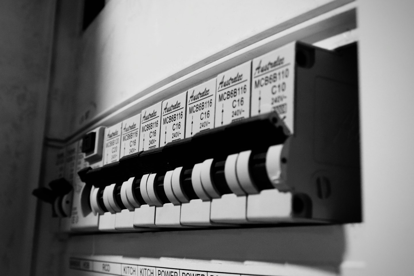 Fila de interruptores eléctricos en una caja de fusibles.